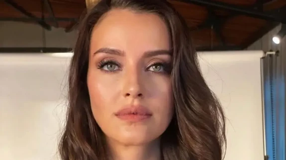 İrem Helvacıoğlu'ndan Pembe Elbiseyle Kız Bebek Müjdesi!