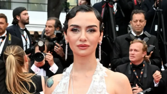 Birce Akalay’dan Cannes’da Cesur ve Zarif Stil
