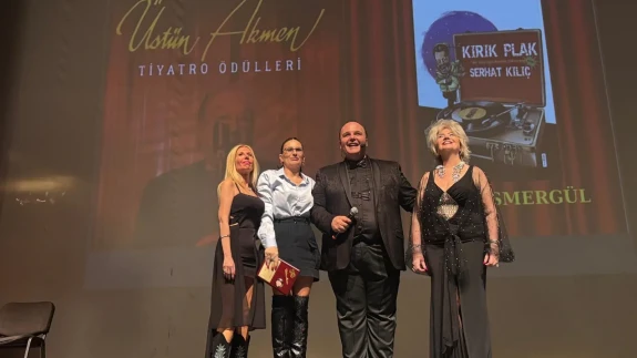 Tiyatroya umut aşılayan gece: 9. Üstün Akmen Ödülleri sahiplerini buldu!