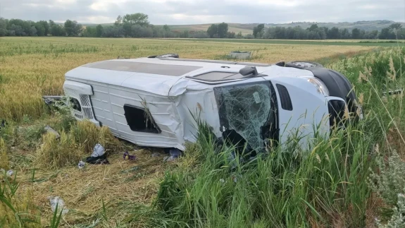 Düğün dönüşü minibüs şarampole devrildi !