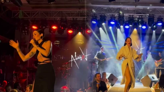 Bir bornozla bin alkış topladı! Şarkıcı Alya’nın sahne krizi ilham oldu