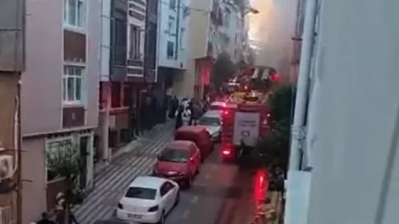 Esenler Kemer Mahallesi’nde Yangın Paniği:  İtfaiye Müdahale Etmeye Devam Ediyor