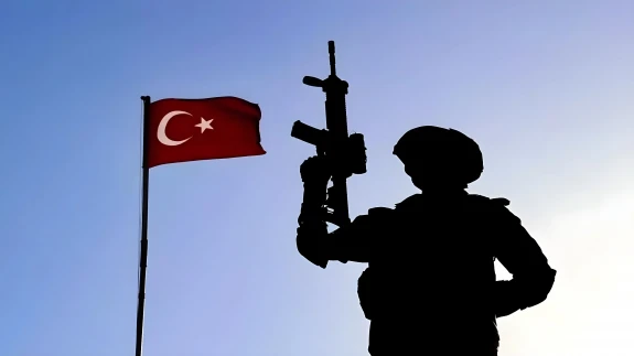 Teröristlere ağır darbe! Pençe-Kilit'te cephanelik mağara imha edildi!