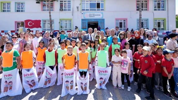 Bakan Tekin'den ilkokula şenlik gibi ziyaret