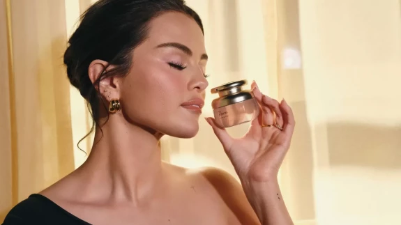 Selena Gomez koku dünyasını sallıyor! Rare Beauty'den ilk parfüm