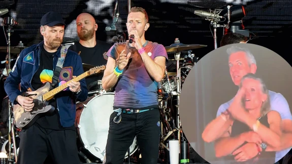 Coldplay konserinde ihanet krizi! CEO sevgilisiyle yakalandı