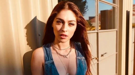 Cemre Baysel’in sağlık durumu merak konusu: “Ameliyat bitti”