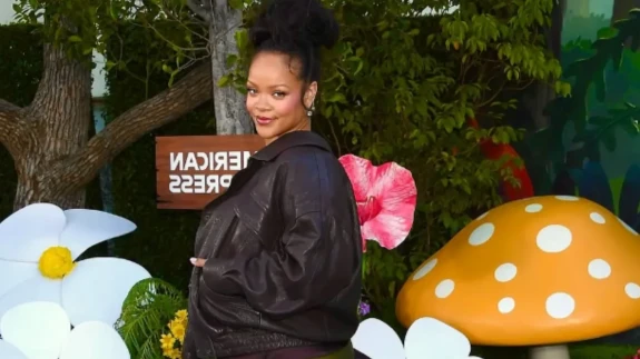 Rihanna’dan Şirinler galasında “Şirine” göndermesi çocuklarıyla birlikte katıldı