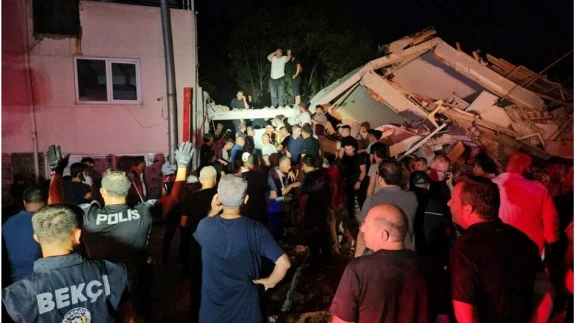 Sındırgı Depremi Kamerada! “Baba Tekrar Geliyor” Sözleri Türkiye’yi Hüzne Boğdu