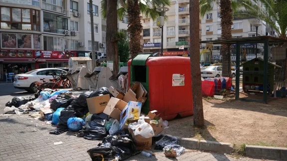 İzmir’in göbeğinde çöp yığınları aylardır alınmıyor: İşte belediyenin açıklaması