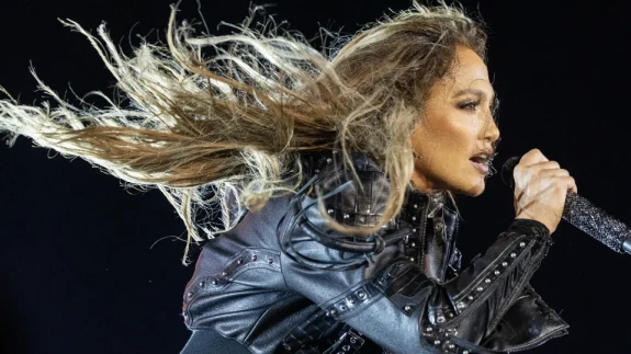 Muhteşem enerjisi ve dans şovlarıyla Jennifer Lopez İstanbul'u büyüledi