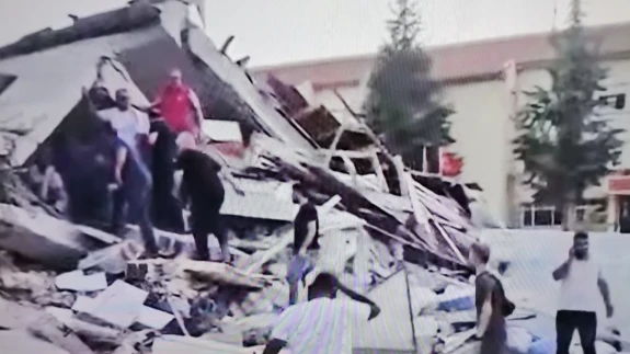 6.1'lik Balıkesir depreminde yıkılan binalar var - İşte ilk görüntüler