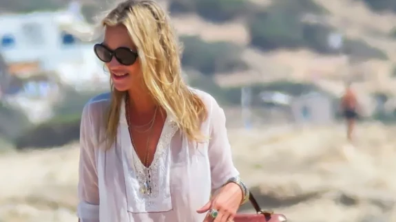 Kate Moss’un stili Formentera plajında gündem oldu