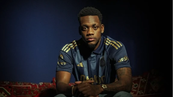 Koltuk değnekleriyle hikaye paylaşan Jhon Duran, İstanbul'a döndü!