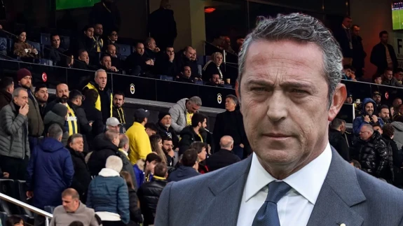 Fenerbahçe taraftarı derbi galibiyetine rağmen Ali Koç’u istifaya davet etti