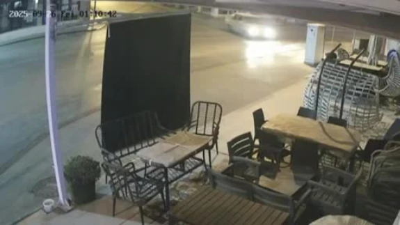 Serik’te otomobil kazası: Sürücü kaçtı, kaza anı Kamerada!