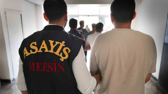 Polis kılığına girerek milyonları çaldılar: Mersin'deki dev dolandırıcılık çetesi yakalandı!