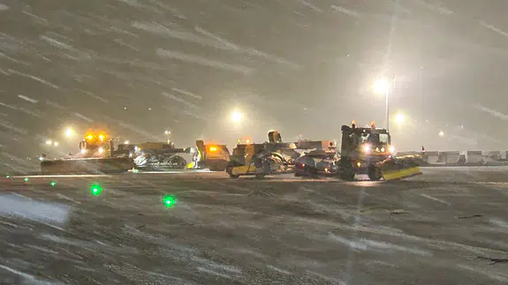 Sabiha Gökçen’de karla mücadele: Uçuş güvenliği için yoğun mesai