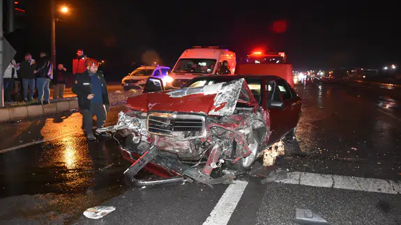 Sakarya D-100’de dehşet anı: Servisle çarpışan otomobilin sürücüsü yaralıları bırakıp kaçtı!