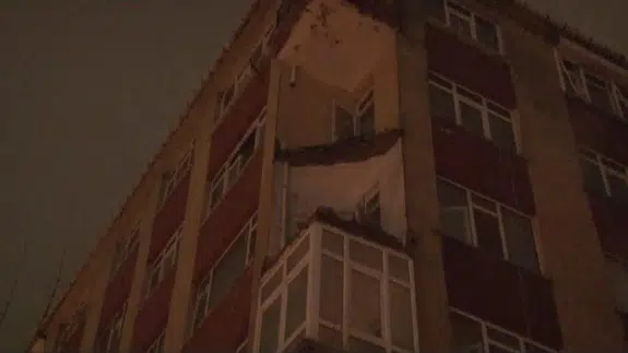 Sağanak felaketi getirdi...Binanın balkonu bir anda çöktü!