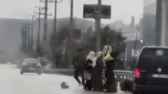 Yol ortasında kavga, kadınlar ayırmaya çalıştı: Bursa'da motokuryeye tekme tokat saldırı!