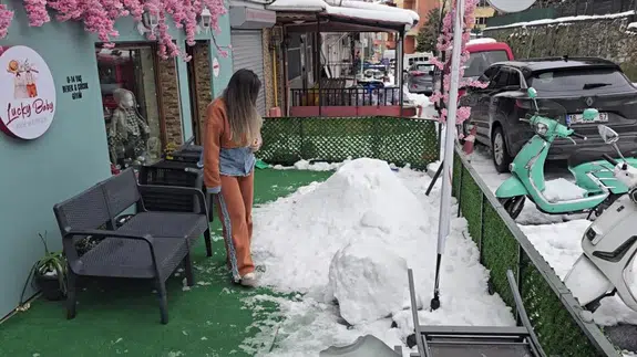 Gece yarısı saldırı: Zonguldak’ta kardan adam tekme tokat parçalandı!