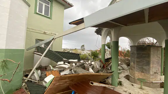 Antalya'da hortum dehşeti! Cami minaresini yıktı, ağaçları kökünden söktü...