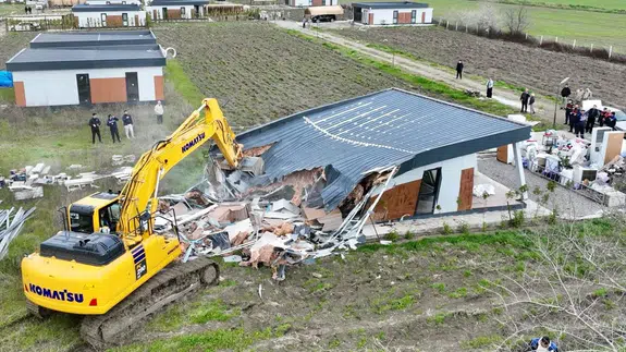 Muğla’da yıkım operasyonu: Kaçak yapılar birer birer yıkılıyor!