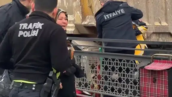 Kırklareli'nde kadın kamyonun altında kaldı: Vatandaşlar sürücüye saldırdı!