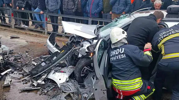 Ordu’da dehşet anı: Araçta sıkıştılar, dakikalarca yaşam mücadelesi verdiler!