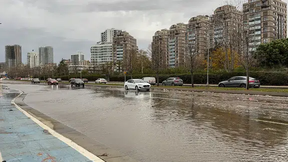 Kartal’da deniz taştı, sürücüler yolda mahsur kaldı!