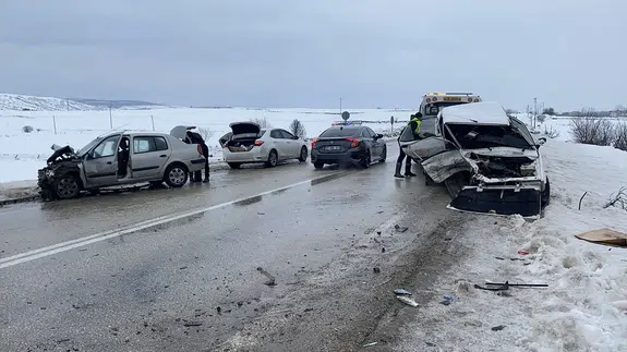 Kastamonu yolunda korkunç kaza! İki araç çarpıştı, aile yasa boğuldu