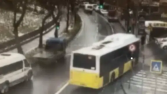 Esenler’de İETT otobüsü otoparka daldı… Ölümden kaçış anı kamerada!