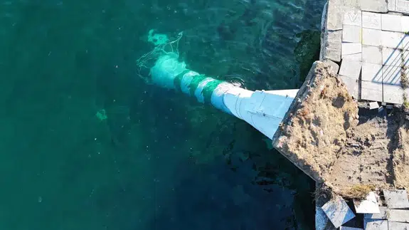 Gemilere yol gösteren deniz feneri şiddetli fırtınanın kurbanı oldu!