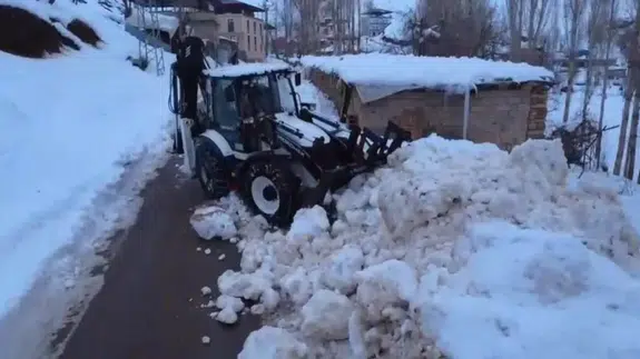 Yoğun kar yağışı Şırnak’ı esir aldı! Ekipler aralıksız çalışıyor