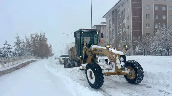 Van’da yoğun kar ve sis hayatı olumsuz etkiledi... 287 yerleşim yeri ulaşıma kapandı!