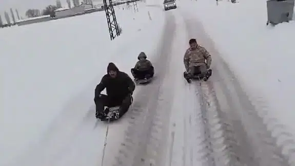 Fren yok, kask yok, ama kahkaha bol! İçleri ısıtan o anlar kamerada...