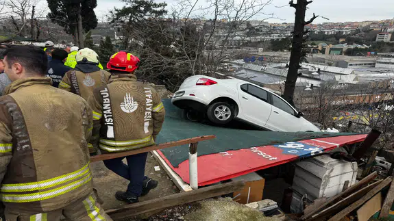 Sarıyer’de vites karıştı, mahalle ayağa kalktı... Araç kamelyanın üstüne uçtu!