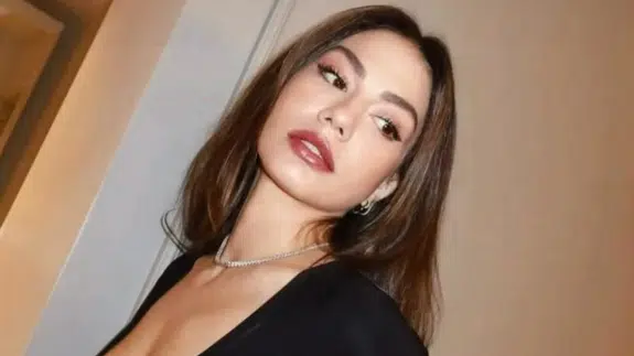 Eşref Rüya’nın yıldızı Demet Özdemir'den yeni yıla ışıltılı karşılama!