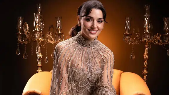 Joy Awards’ta Hande Erçel rüzgarı... Elie Saa elbise, Arapça konuşma ve Shah Rukh Khan detayı!