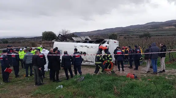 Yolculuk kabusa dündü! Denizli'de şarampole devrilen midibüste can pazarı