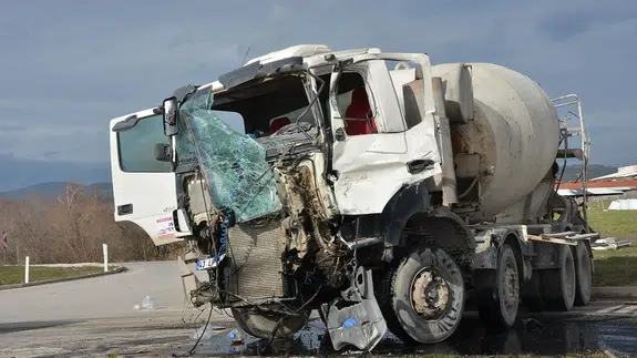 Kütahya’da beton mikserlerinin korkunç çarpışması! Trafik adeta felç oldu