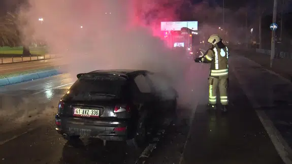 Maltepe'de sabah trafiğinde felaket! Otomobil seyir halindeyken alev alev yandı