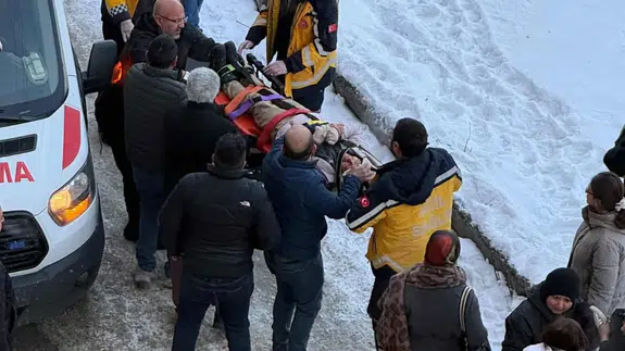 Kars’ta buz faciası! Otobüs bekleyen öğrenci ağır yaralandı