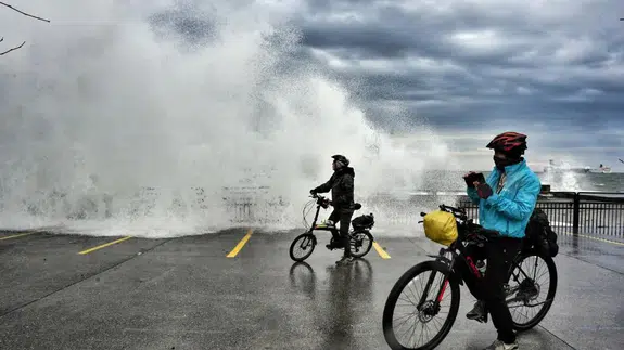 İstanbul’da fırtına alarmı... Sahiller dev dalgalara teslim oldu!