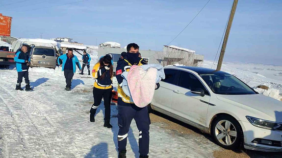 Diyarbakır’da mucize kurtarma: Yol açıldı, bebek hayata merhaba dedi