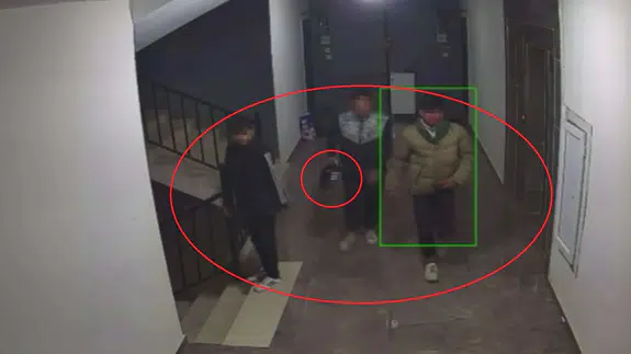 Apartmana girdiler, ayakkabıları çaldılar! Hırsızlık kamerada