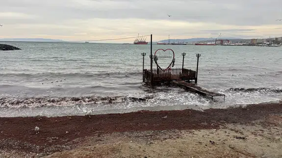 Tekirdağ sahili kırmızıya büründü! 7 günlük lodosun izleri