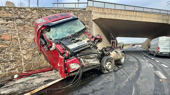 Çayırova’da kaza paniği! Tır istinat duvarına çarptı