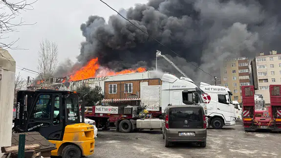 Ataşehir’de kırmızı alarm! Fabrika yangını mahalleyi sokağa döktü